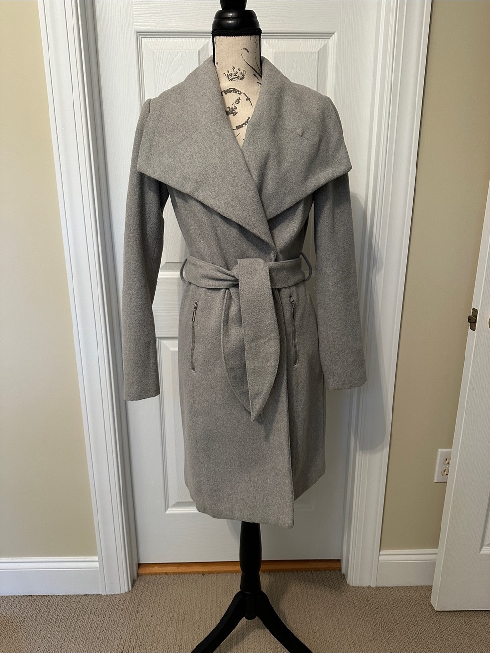 Vero Moda Light Gray Belted Wrap winter coat size XS. Fits a size 2